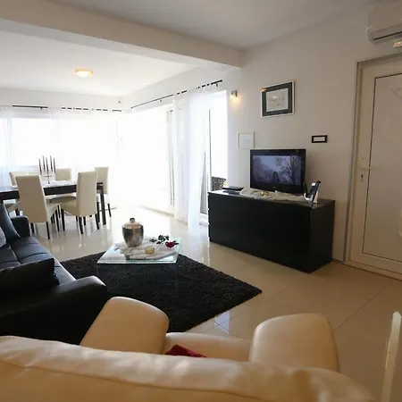 Okrug Gornji Luxurious Escape With Pool