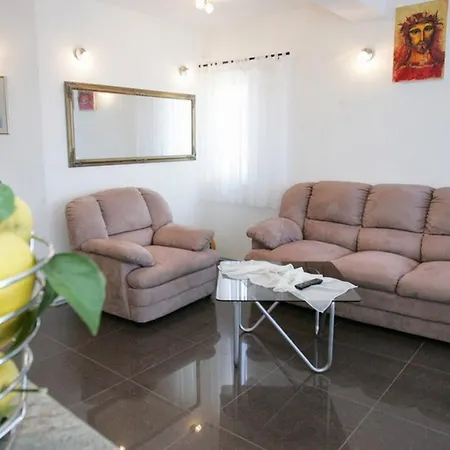 Okrug Gornji Luxurious Escape With Pool Villa