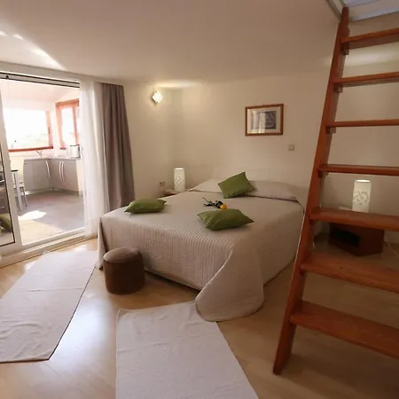 Okrug Gornji Luxurious Escape With Pool تروغير