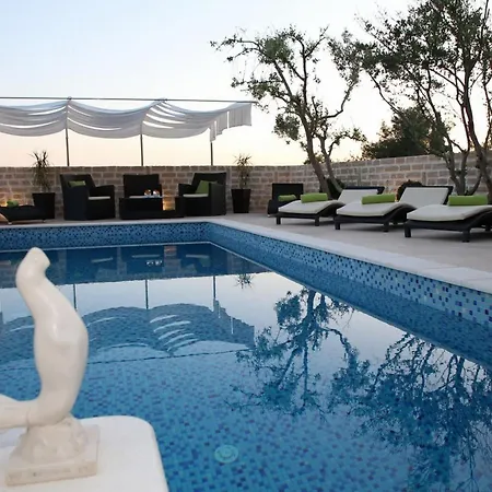 Okrug Gornji Luxurious Escape With Pool * تروغير