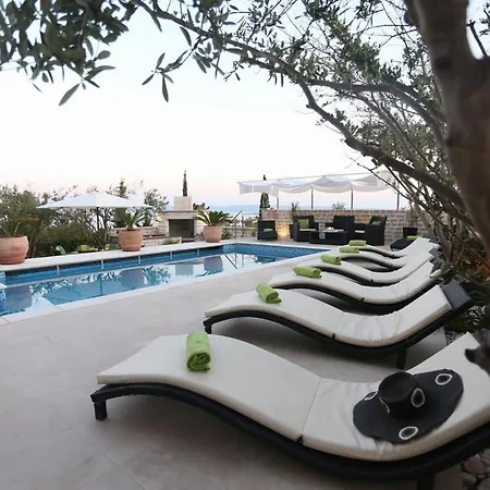 Okrug Gornji Luxurious Escape With Pool فيلة