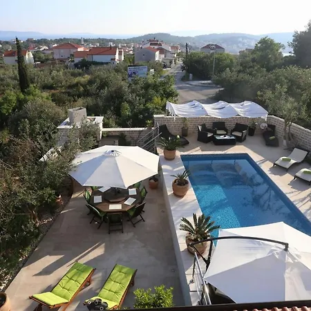 فيلة Okrug Gornji Luxurious Escape With Pool تروغير
